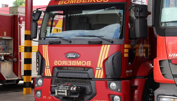 Chico Lucas entrega kits de combate a incêndios ao Corpo de Bombeiros