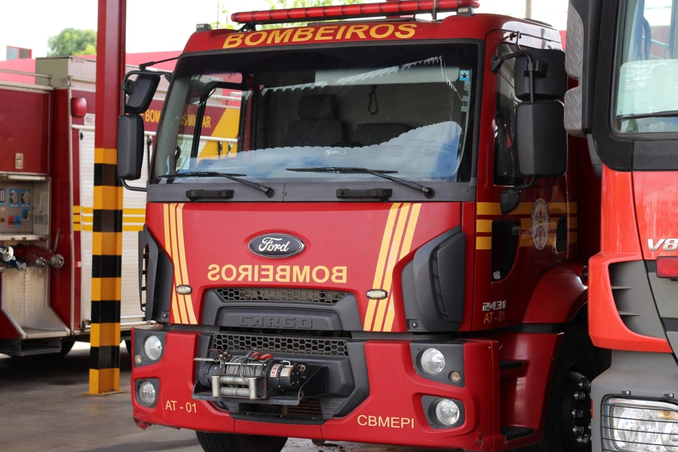 Chico Lucas entrega kits de combate a incêndios ao Corpo de Bombeiros