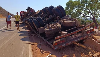 Idoso fica ferido após tombar caminhão na BR 135 em Bom Jesus