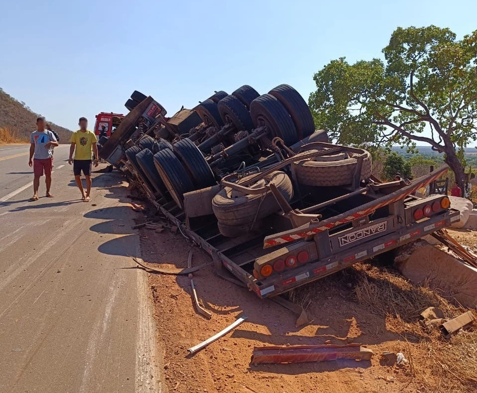 Idoso fica ferido após tombar caminhão na BR 135 em Bom Jesus