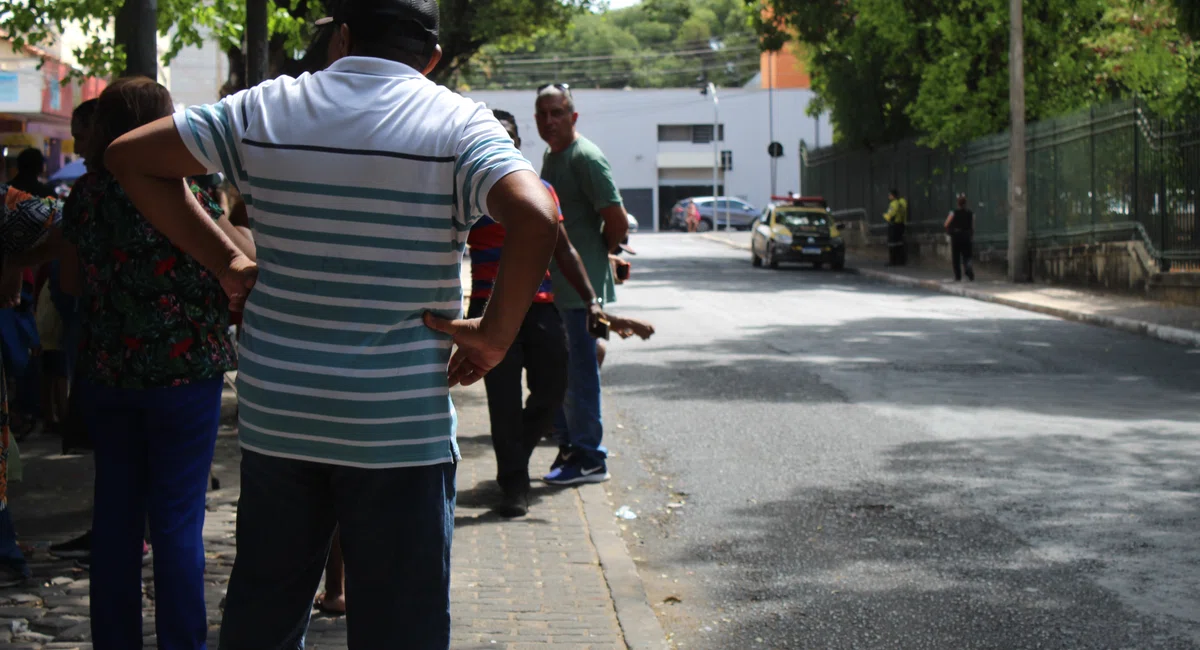 Pessoas aguardando transporte público