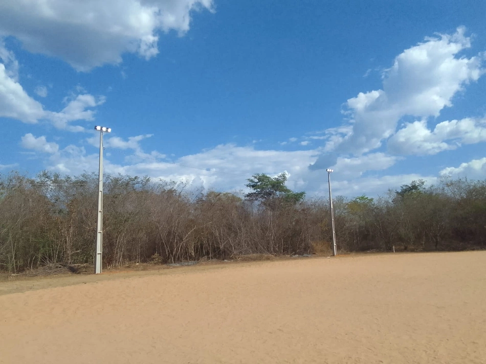 iluminação em campo de futebol