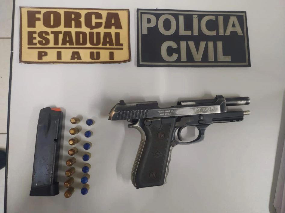 Arma e munições apreendidas.