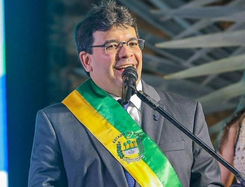 Governador Rafael Fonteles faz entrega de medalha em Parnaíba.