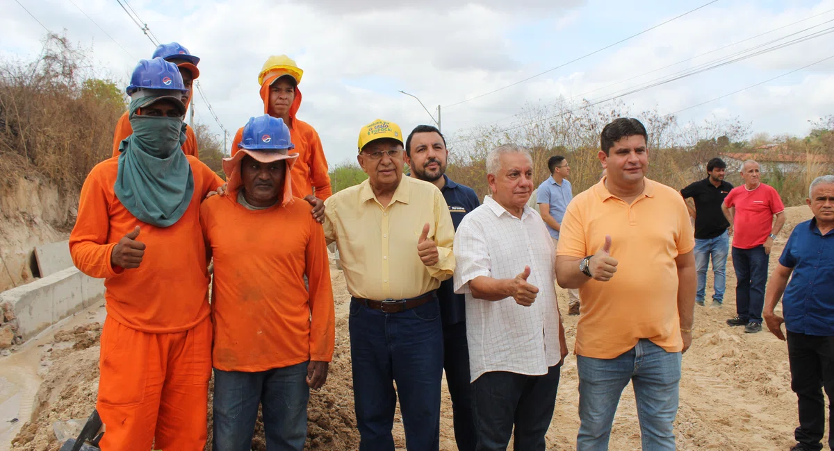 Dr. Pessoa visita obras da Av. Dom Helder Câmara