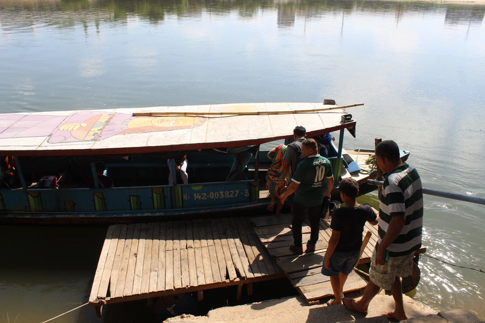 Passageiros embarcando em transporte alternativo