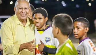 Prefeito de Teresina com os jogadores no campo do Residencial Leonel Brizola