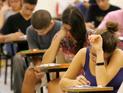 Alunos realizam a prova do Enem