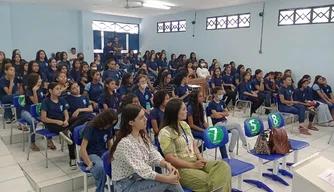 Alunas participam da solenidade de abertura do Programa da Erradicação da Pobreza Menstrual