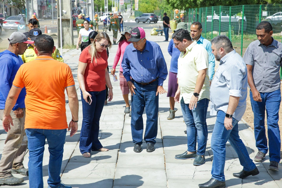 Dr. Pessoa visita obra do Calçadão da avenida Noé Mendes