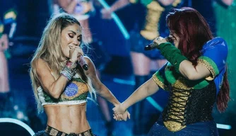 Anahí e Dulce Maria sobem ao palco doentes