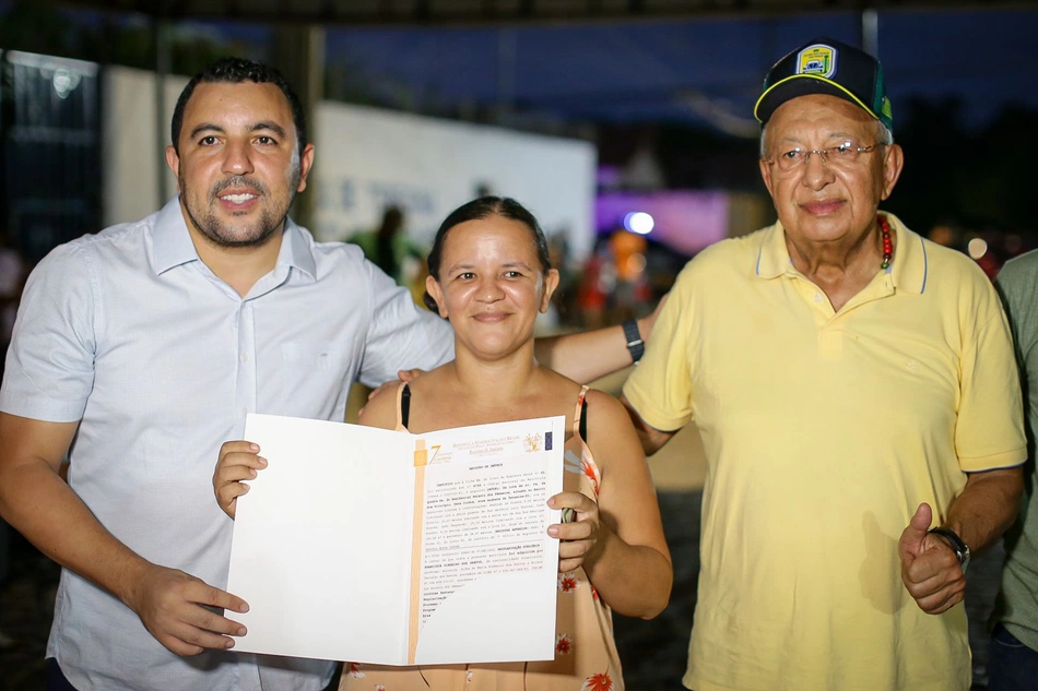 Prefeitura de Teresina entrega registro de imóveis para moradores do Recanto dos Pássaros.