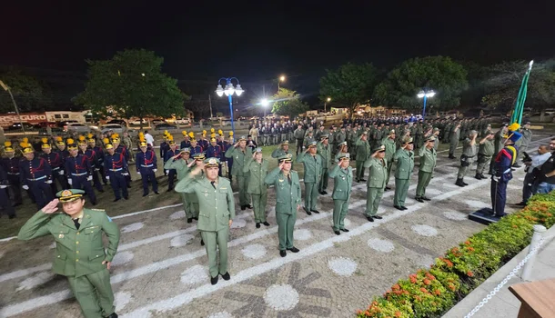 PMPI promove oficiais e homenageia civis em evento do Dia da Bandeira