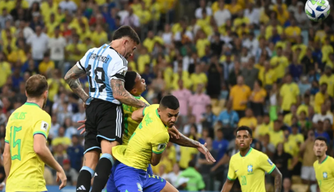 Otamendi sobe sozinho para cabecear e marcar o gol da vitória da Argentina sobre o Brasil no Maracanã