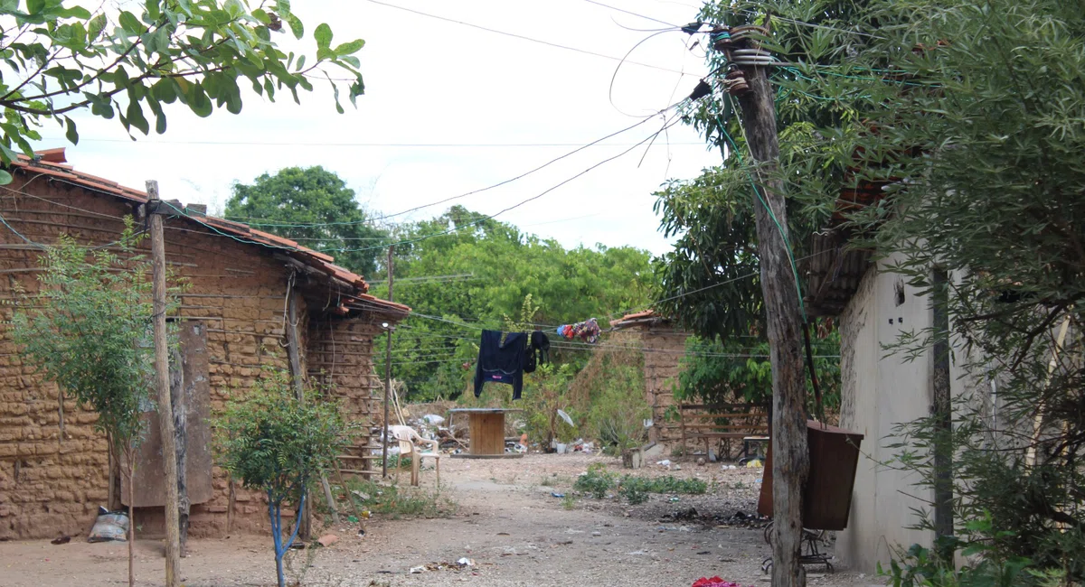 Família que vive em terreno do Grupo Claudino recebe ordem de despejo.