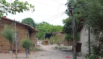 Família que vive em terreno do Grupo Claudino recebe ordem de despejo.