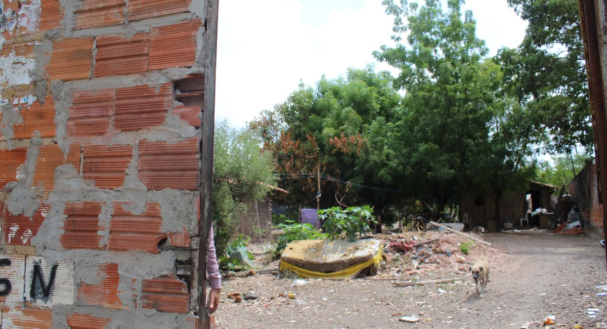 Família que vive em terreno do Grupo Claudino recebe ordem de despejo.