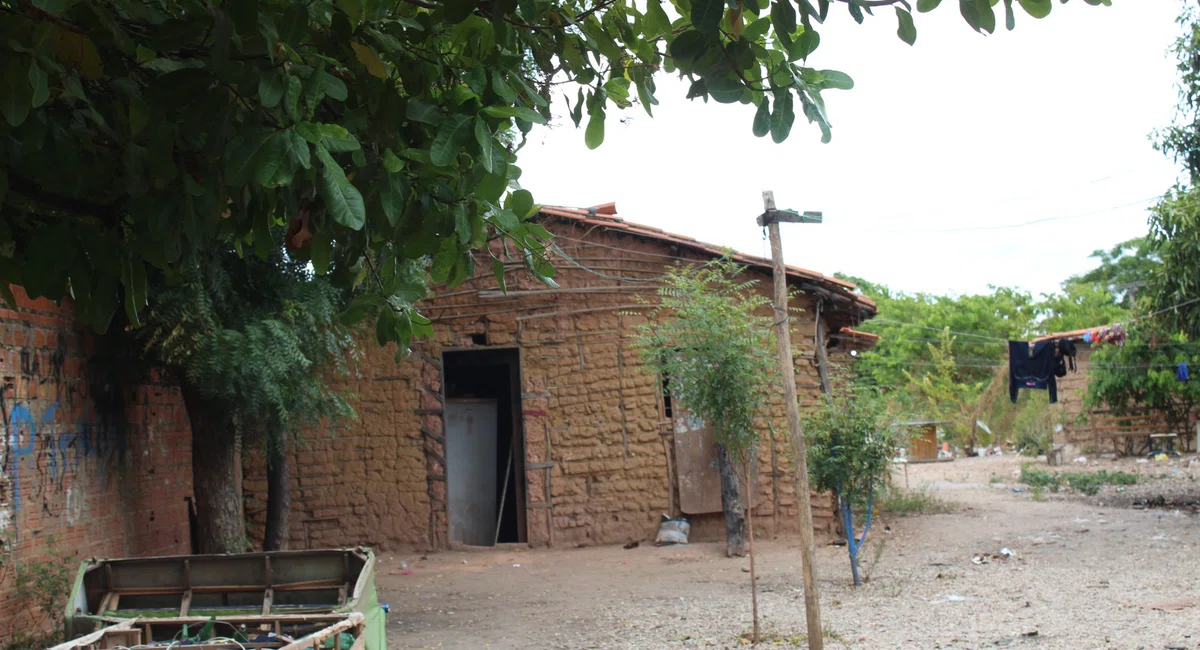 Família que vive em terreno do Grupo Claudino recebe ordem de despejo.