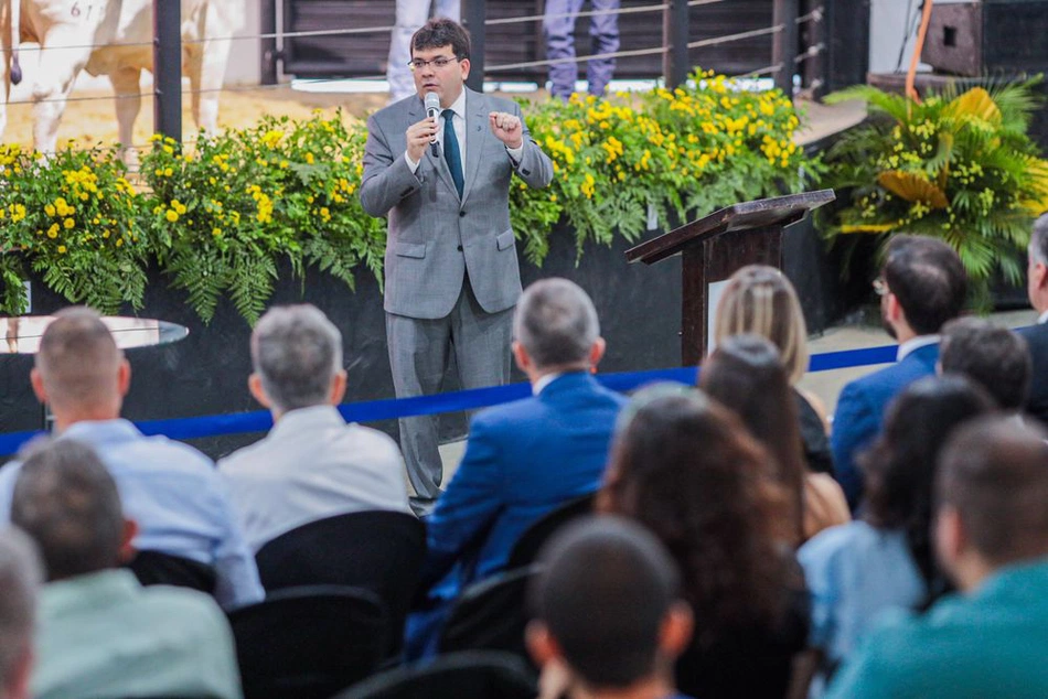 Rafael Fonteles entrega medalhas para produtores rurais