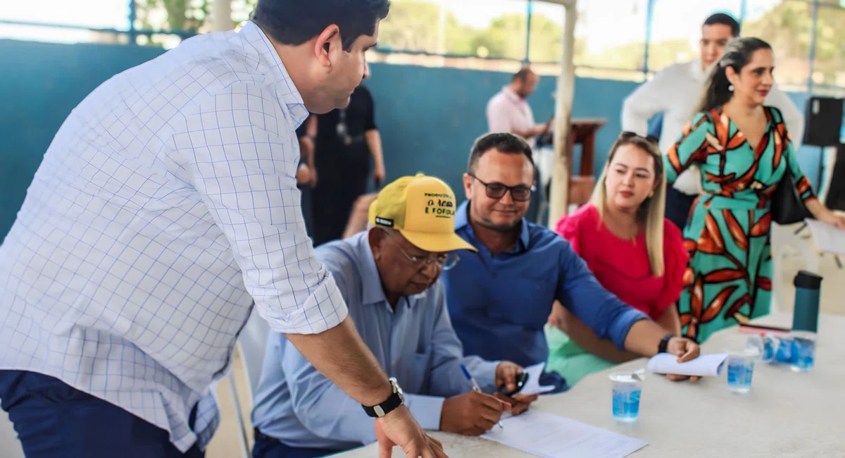 Dr. Pessoa assina ordem de serviço do CRAS Leste II