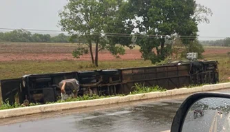 Ônibus capota e deixa 28 feridos