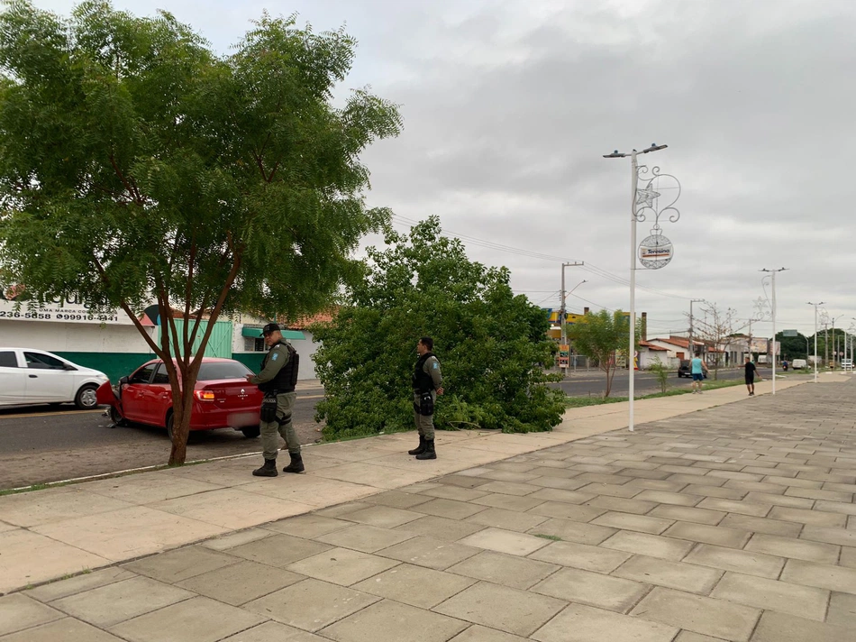 Veículo abandonado após acidente na Avenida Noé Mendes, zona Sudeste de Teresina