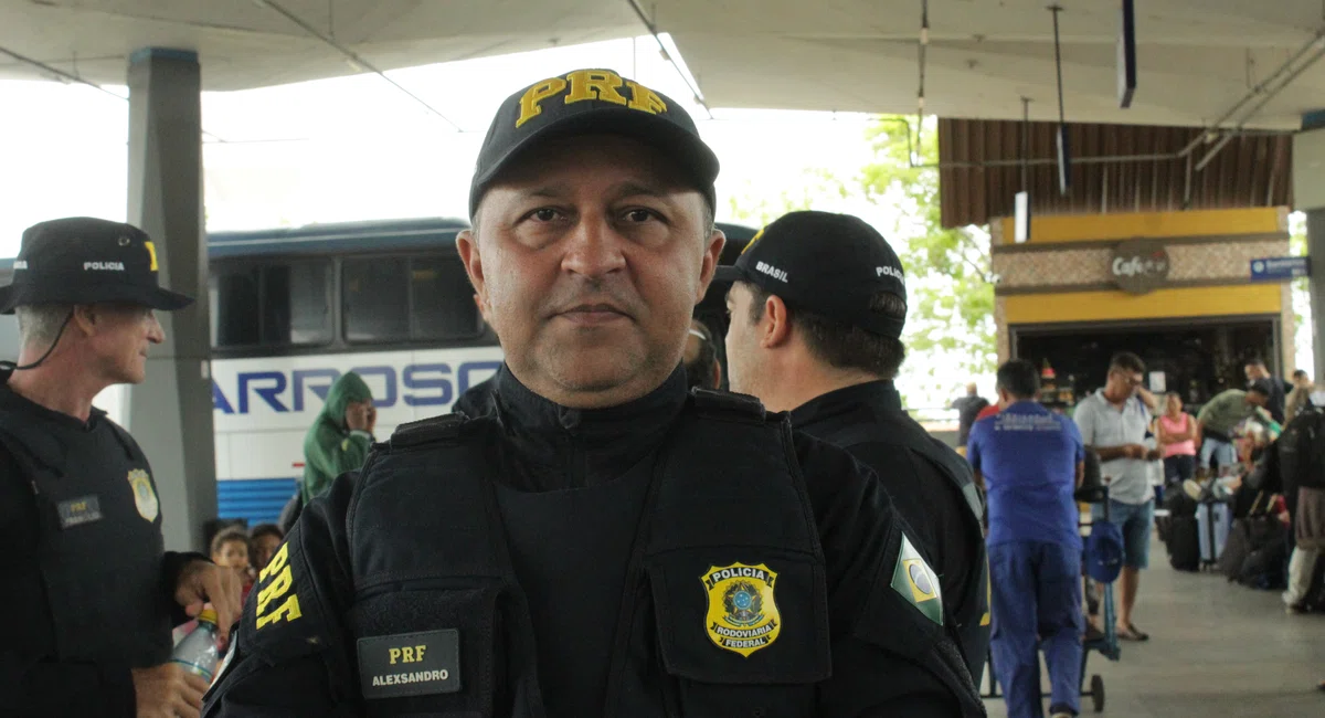 Ação educativa da PRF na rodoviária de Teresina