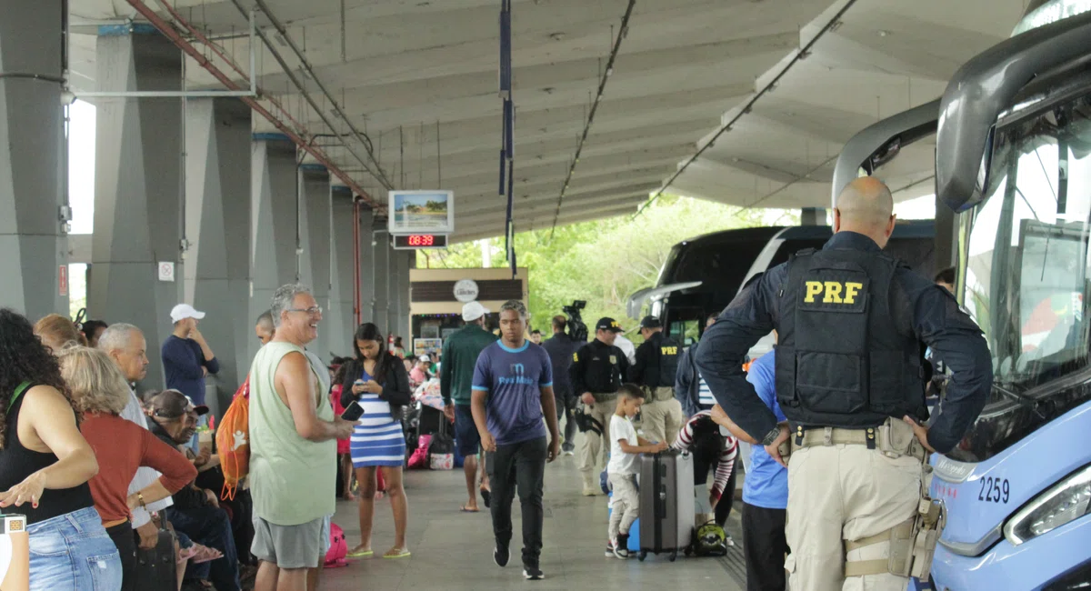 Ação educativa da PRF na rodoviária de Teresina