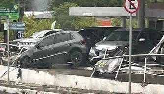 Carro perde controle e invade concessionária.