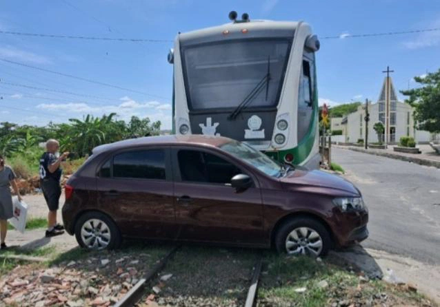 Metrô colide contra carro na zona Sudeste de Teresina