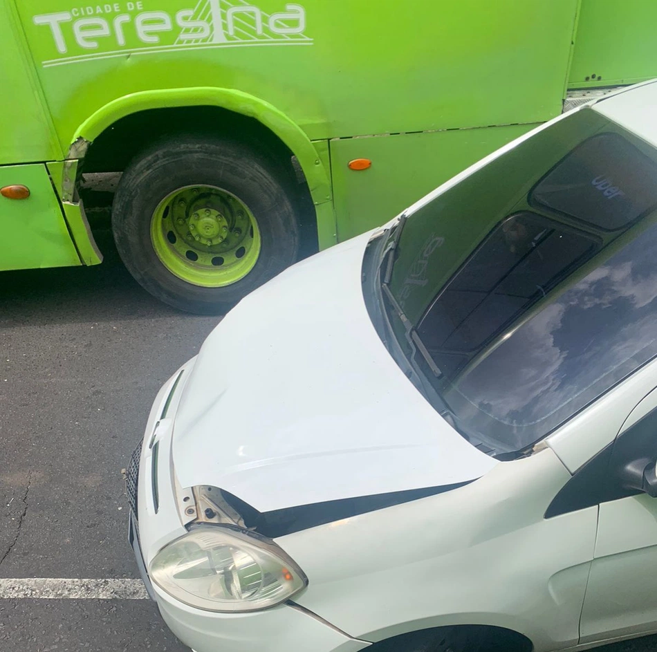 Colisão entre carro e ônibus em Teresina