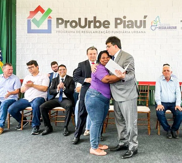 Governador entrega registro de imóveis em solenidade nesta quinta (28).