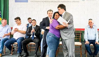 Governador entrega registro de imóveis em solenidade nesta quinta (28).