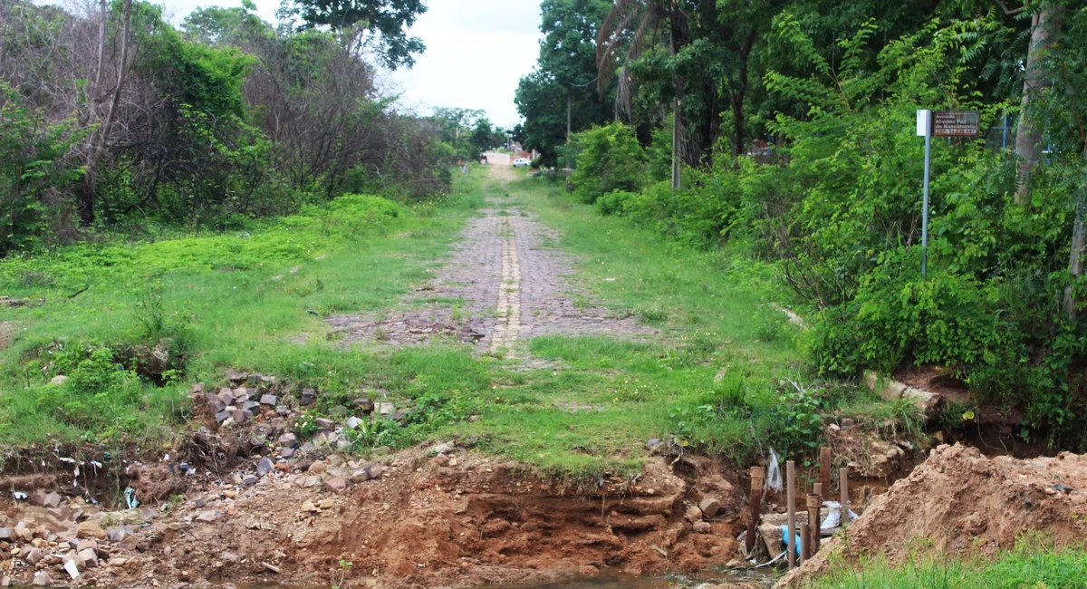 Cratera divide rua ao meio no bairro Parque Sul em Teresina