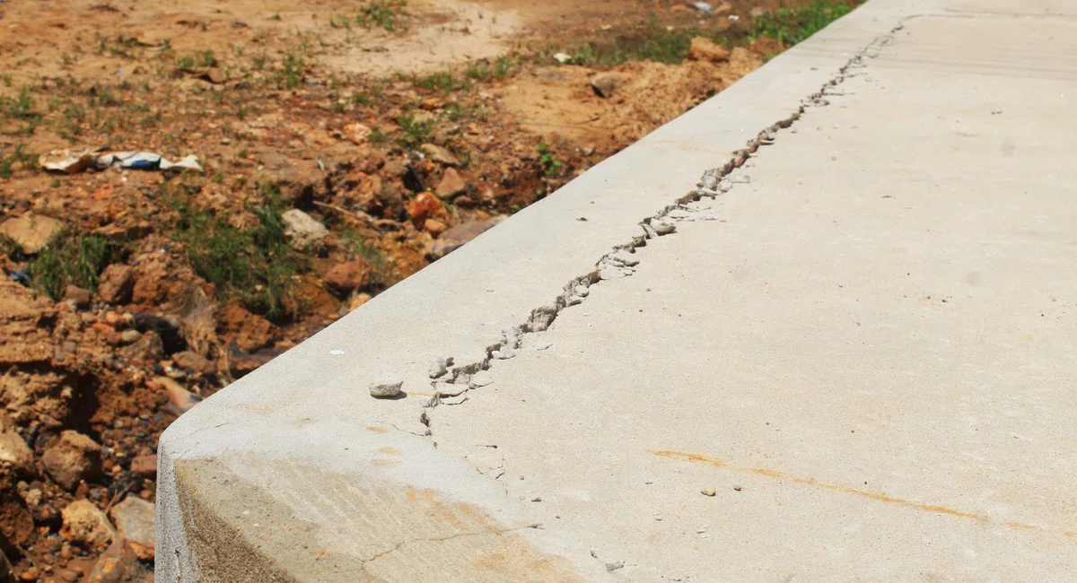 Cratera divide rua ao meio no bairro Parque Sul em Teresina