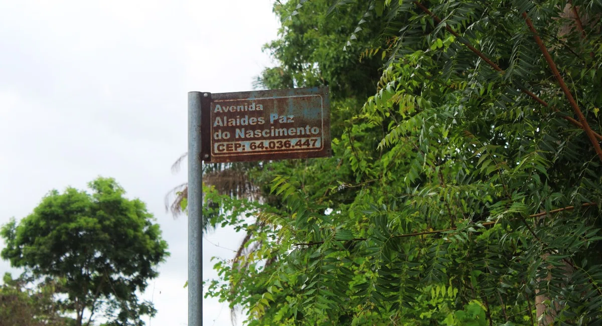 Cratera divide rua ao meio no bairro Parque Sul em Teresina