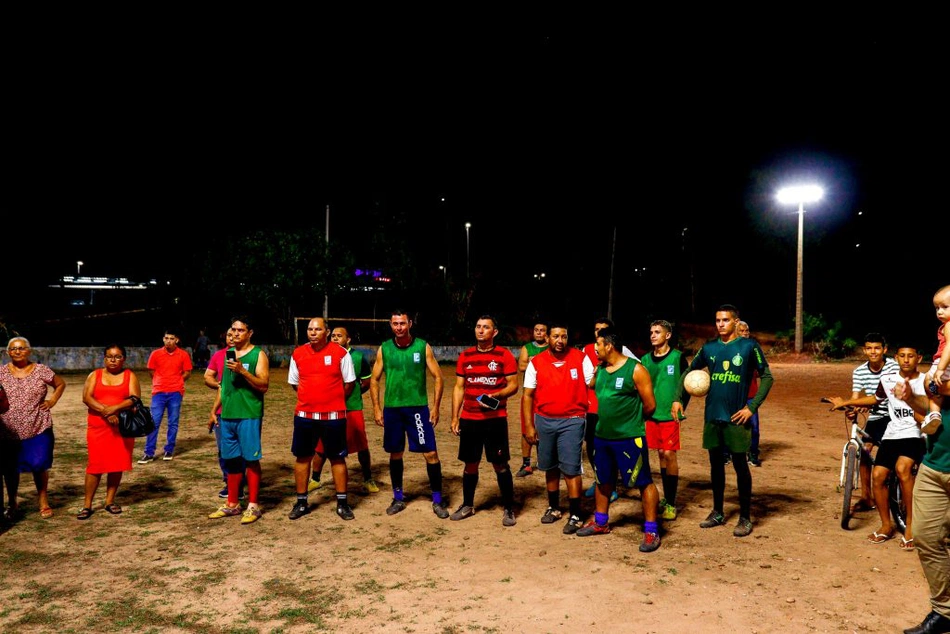 Iluminação do campo de futebol