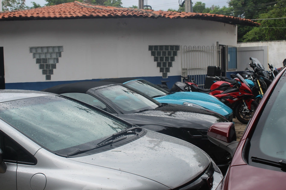 Carros apreendidos na casa do influenciador Ítallo Bruno