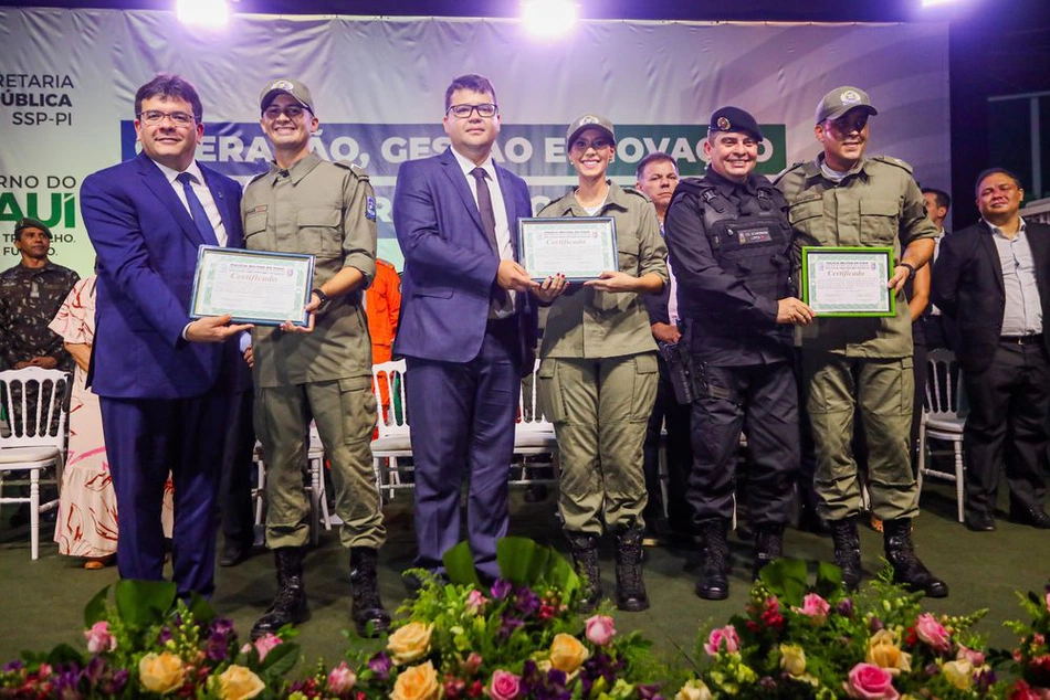 Formatura de 348 policiais militares