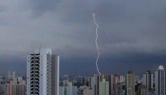 Raio atinge banhistas e mata uma mulher de 60 anos