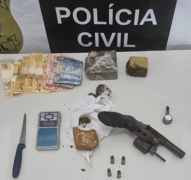 Suspeito foi flagrado na posse de drogas e uma arma de fogo