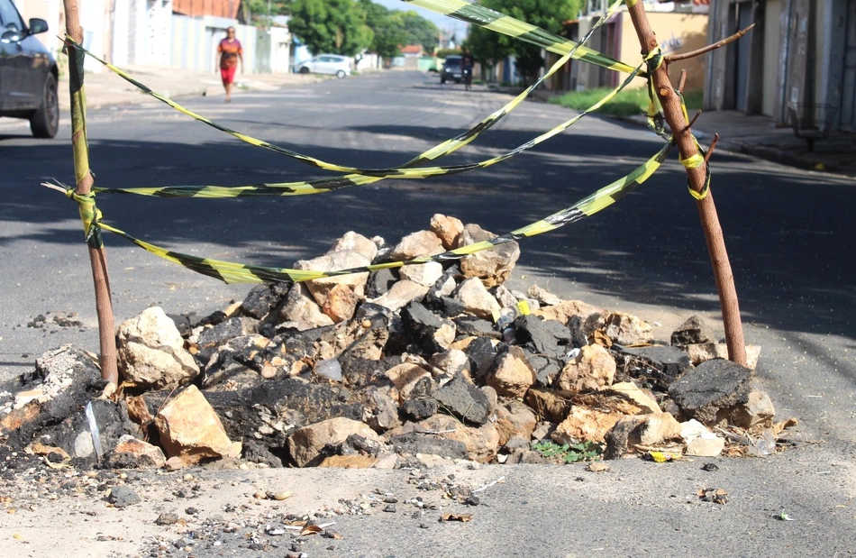 Obra deixou buraco na rua Arlindo Nogueira, zona Norte de Teresina.