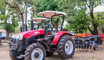 Entrega dos tratores para agricultores familiares