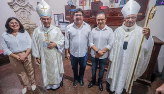 Governador Rafael Fonteles participa da missa de posse do novo Bispo de Parnaíba