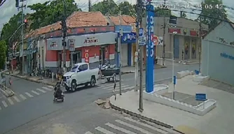 Acidente entre moto e Hilux em Altos