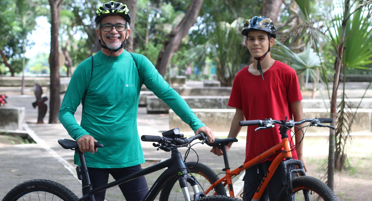 Pai e filho praticam esporte no Parque Encontro dos Rios