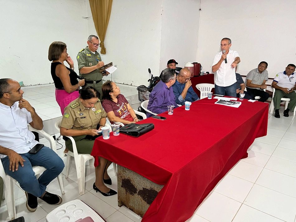 Moradores se reúnem com representantes do Policiamento Comunitário bairro Monte Castelo