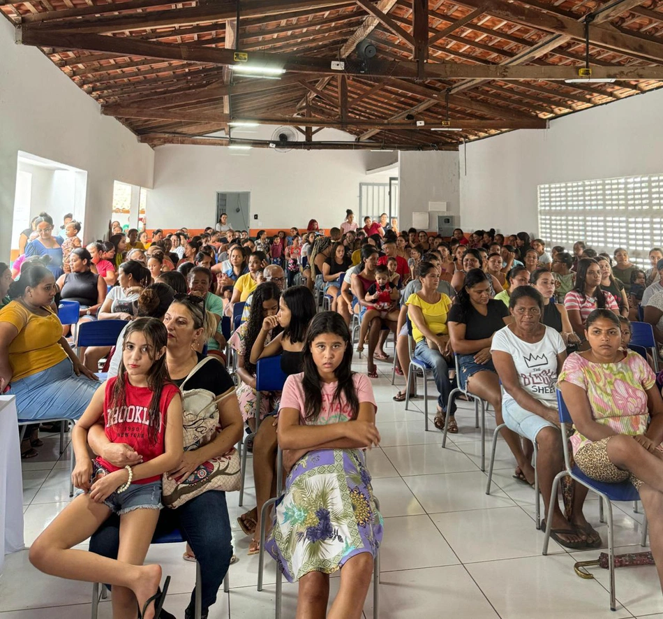 Secretaria municipal de educação entrega de 1.320 uniformes escolares