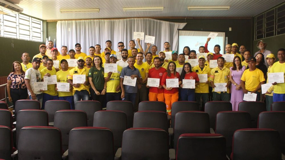 Entrega de certificado a brigadistas na região do cerrado