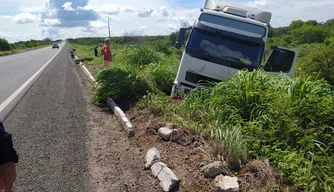 Caminhão tomba na BR 316 em Geminiano